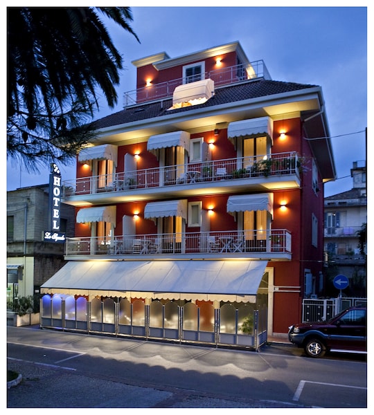 Hotel Lo Squalo