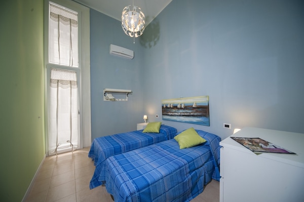 Comfortable Double Room In The Historic Center Of Naples, Close To Everything