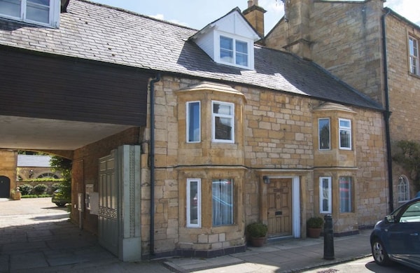 Sleeps 4 Guests In Chipping Campden Within Walking Distance Of A Variety Of Pubs And Restaurants