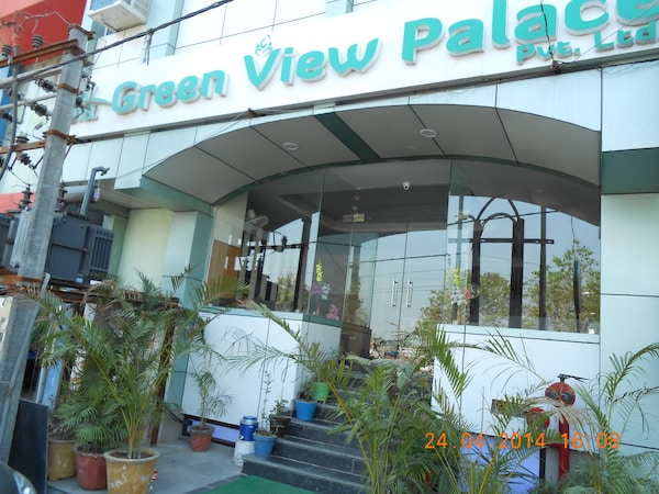 Oyo Flagship Hotel Green View Palace Near Iskcon Temple Noida