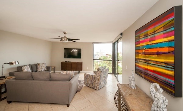 Gorgeous Newly Renovated Beach Front Condo! ~ Free Beach Service! Free Golf!