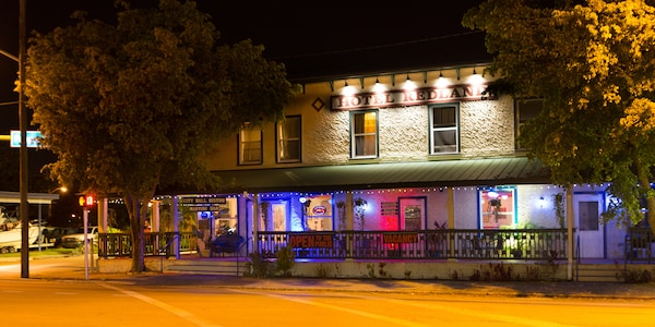 Hotel Redland, This Hotel Features An On-site Restaurant And Bar.