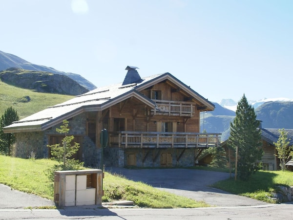 Luxurious and cozy wooden chalet with wellness center near the Alpe d'Heuz