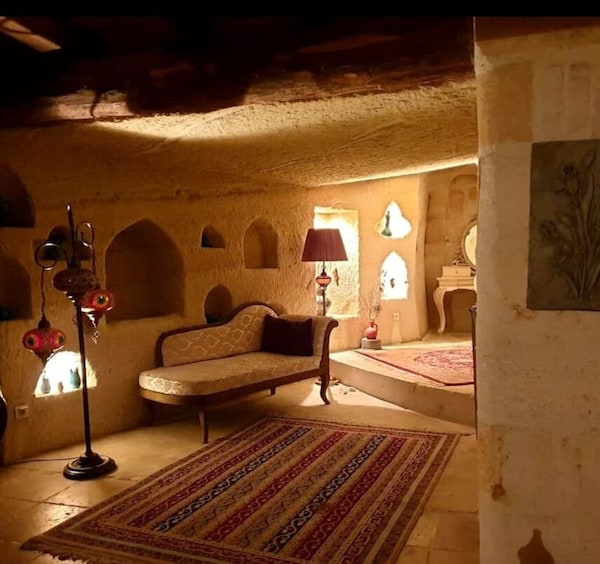 Hotel Sinasos Palace Cave