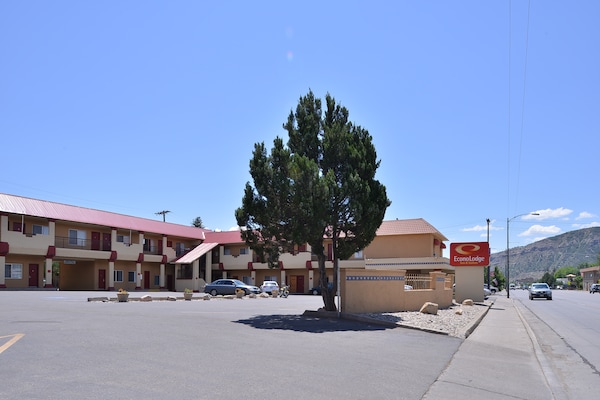 Econo Lodge Inn & Suites