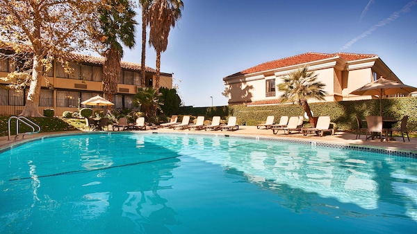 Best Western Valencia/Six Flags Inn & Suites