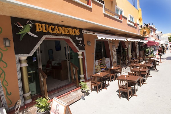 & Restaurant Bucaneros