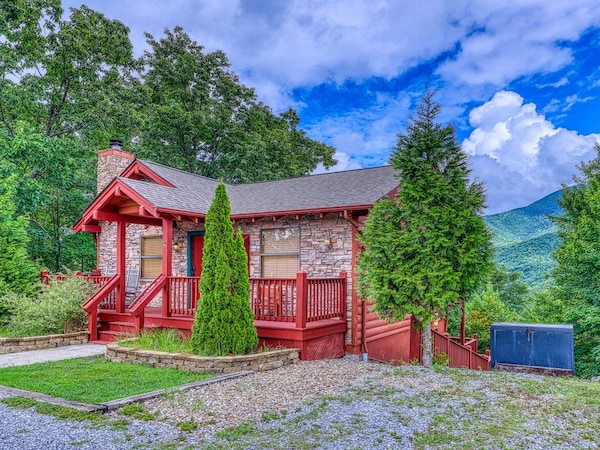 Secluded Cabin W/ Shared Seasonal Pool, Wood-burning Fireplace & Stunning Views