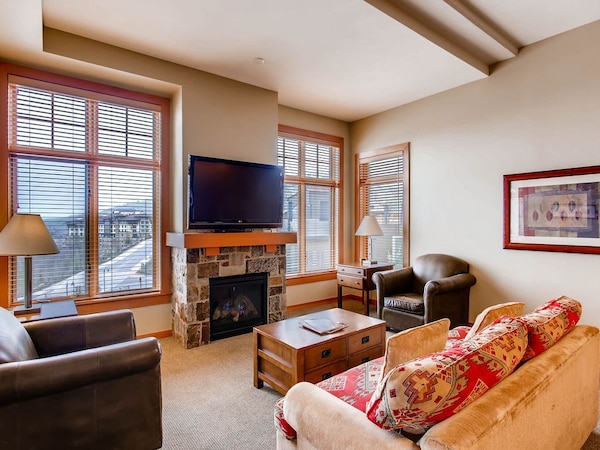 Expansive Mountain Views From Capitol Peak Lodge