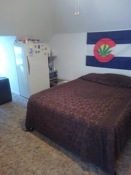 Quiet Upstairs Studio Apartment Close To Town. 420 Friendly.