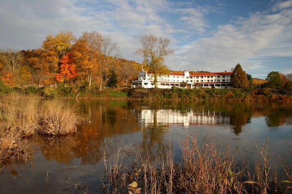 The Shawnee Inn and Golf Resort