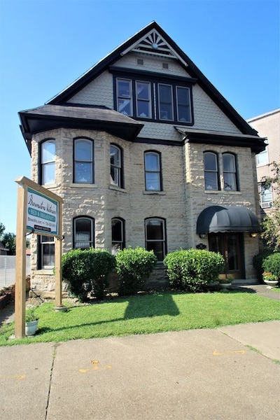 Ditch The Hotel & Enjoy The Brownstone Flat Of Uniontown