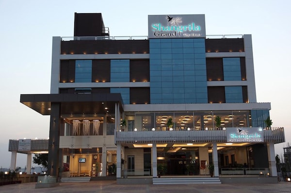 Hotels with Conference & Seminar Halls in SP Ring Road Ahmedabad with Rooms