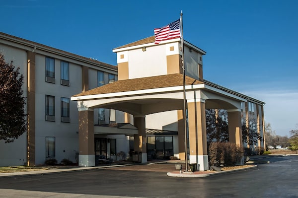 Quality Inn & Suites Near St Louis And I-255