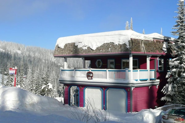 3 Bedroom Home - Steps from the Skiway and Village. Sleeps 10 Pet Friendly!