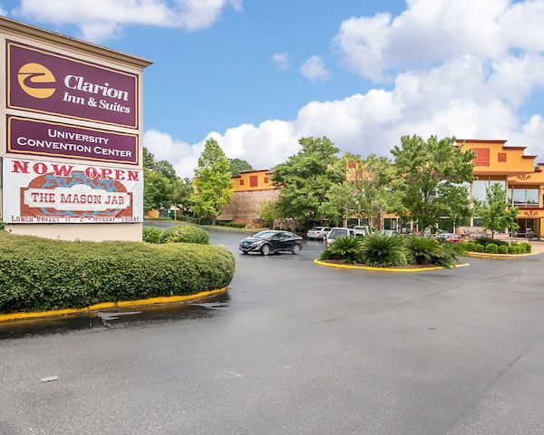 Clarion Inn & Suites University Center