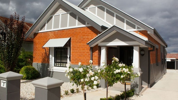 William Cottages - long & short term stays, 100m to centre of town