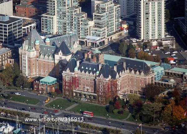 Sunny South Facing Luxury 2 Brm Downtown Condo, Next To The Empress Hotel