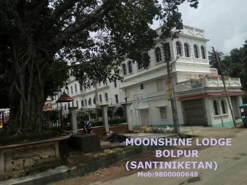Moonshine Lodge