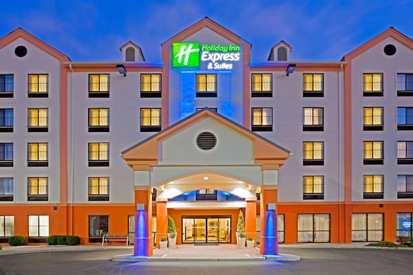 Holiday Inn Express & Suites Meadowlands Area