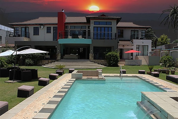 Africa Paradise OR Tambo Airport Boutique Hotel