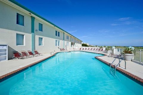 Best Western Plus Holiday Sands Inn & Suites