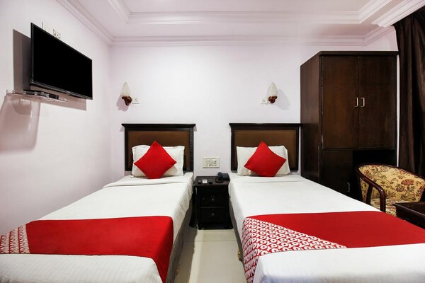 Oyo 36047 Hotel Srinivasa Residency