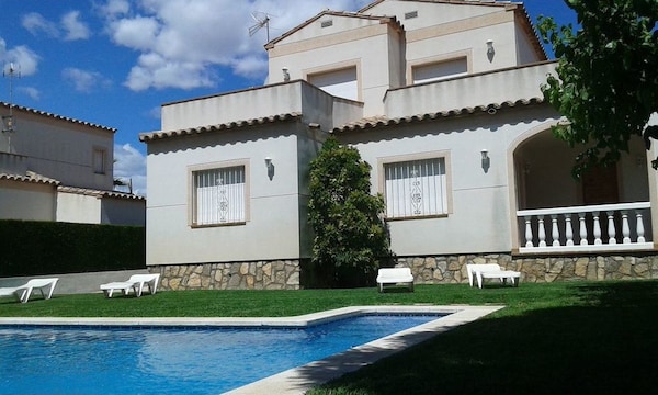 Villa With Private Pool For 8 People, Air Conditioning