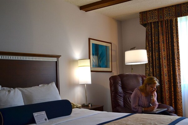 Premier Milwaukee-Brookfield Hotel & Suites