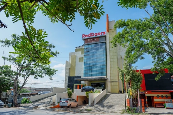 Reddoorz Plus Near Hotel Benua Kendari