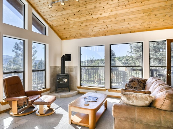 Beautiful Townhome W/ Deck & Gas Fireplace - Close To Country Club & Skiing!