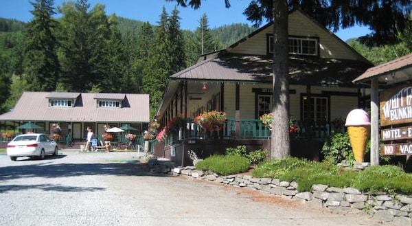 Whittakers Motel & Historic Bunkhouse