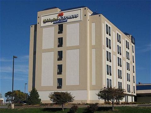 Holiday Inn Express & Suites Omaha South - Ralston Arena