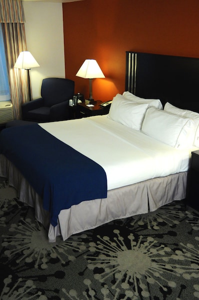 Holiday Inn Express & Suites Greenfield, An Ihg Hotel