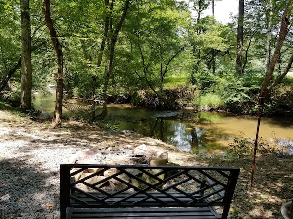 Secluded Retreat On Hemptown Creek. 10 Mins From All Activities!