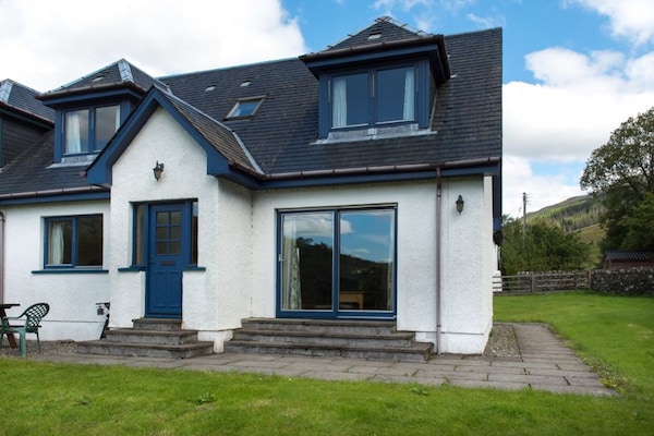 4 Star, 4 Bedroom, 3 Bathroom Scottish Cottage With Stunning Loch And Mountain Views