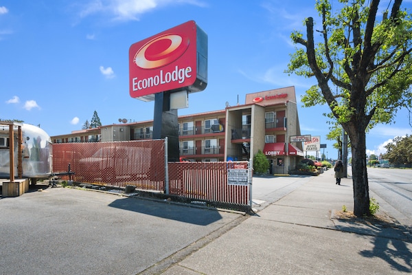 Econo Lodge SE Portland East port Plaza near I-205