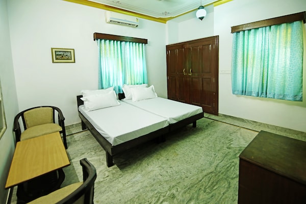 OYO 10118 Hotel Govindam Palace
