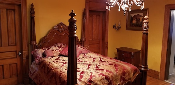 Historic Victorian Inn - Gold Suite