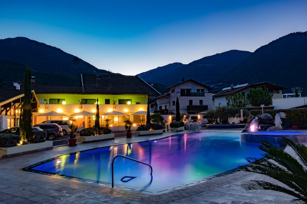 Schlosshof Südtirol Resort - CharmeHotel & LuxuryCamping