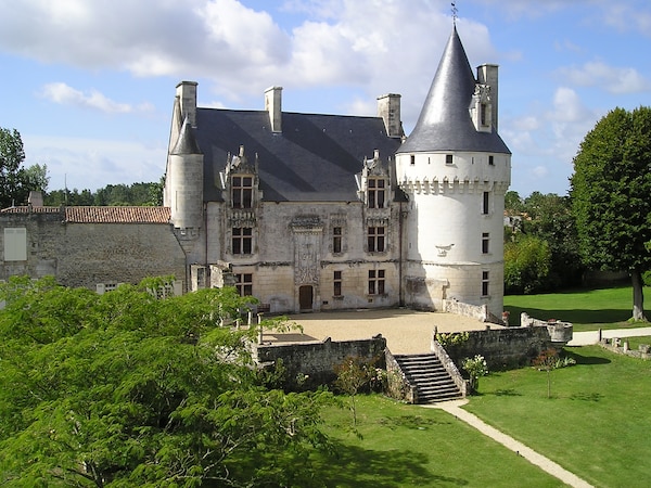 Chateau De Crazannes