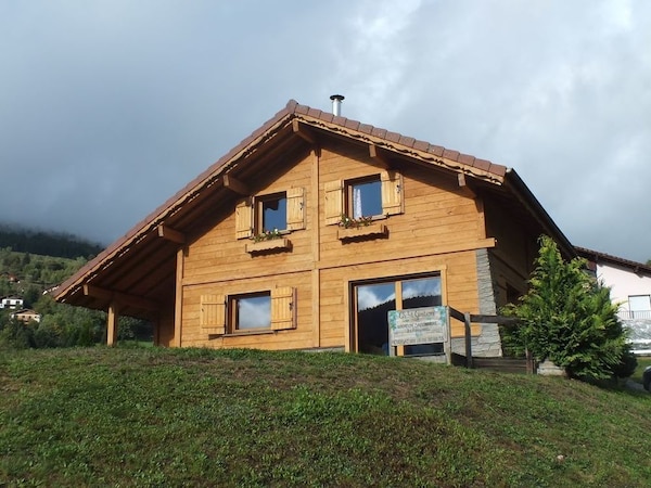Charming Chalet Located At The Edge Of A Pond With Views Of The Ski Slopes