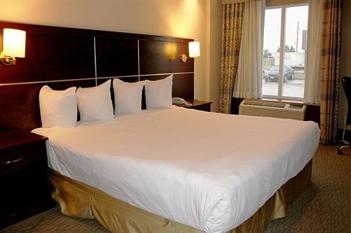 Woodbine Hotel & Suites