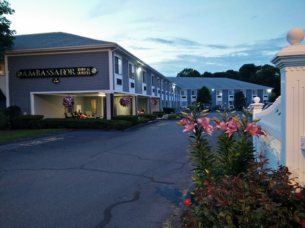 Hotel The Ambassador Inn & Suites
