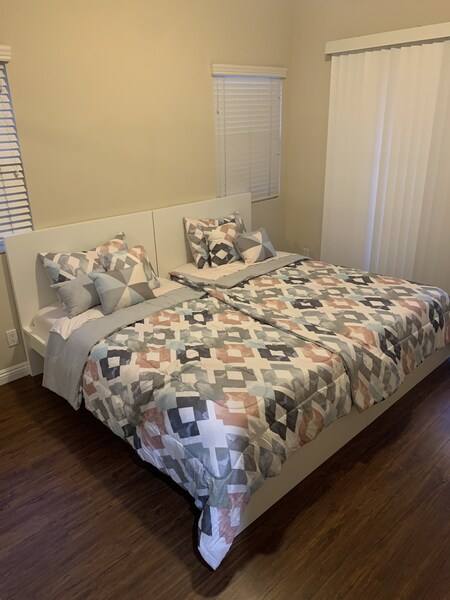 Burbank Los Angelos Pivate Room for rent