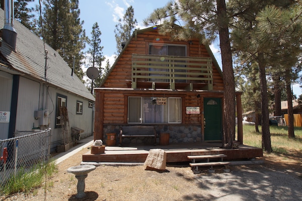 Entire House / Apartment Bear Trap Cabin - Cozy Cabin atmosphere, decorated  in bear and fishing decor!, Big Bear City, USA 