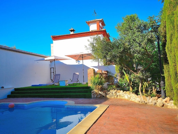 Villa Amparo, Priego de Córdoba, Sierra Subbética, Villa con jardín y piscina.