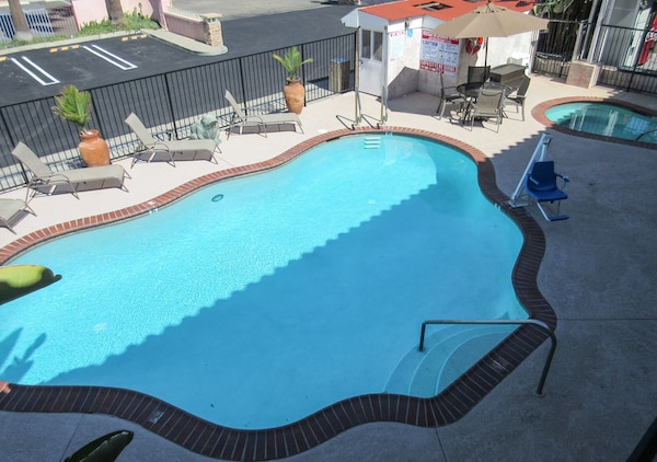 Econo Lodge Inn & Suites Escondido Downtown