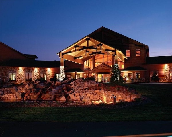 Tundra Lodge Resort Waterpark & Conference Center