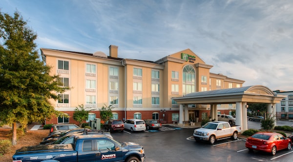 Holiday Inn Express & Suites Columbia-I-26 @ Harbison Blvd